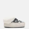 Moon Boot X Guest in Residence Evx Chalet White Sand Mules i fuskpäls Moon Boot X Guest in Residence Evx Chalet White Sand Mules i fuskpäls