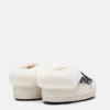 Moon Boot X Guest in Residence Evx Chalet White Sand Mules i fuskpäls Moon Boot X Guest in Residence Evx Chalet White Sand Mules i fuskpäls
