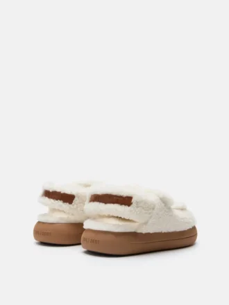 Vita sandaler i fårskinn
